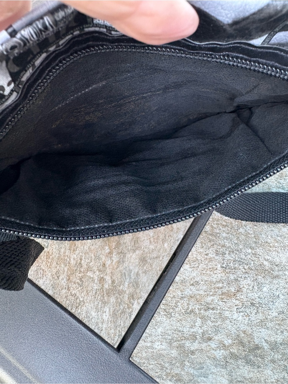Black & White Photo-Print Crossbody Bag - Picture 4 of 9